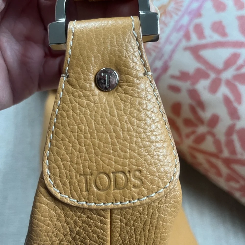 Tod’s Butterscotch Colored Pebbled Leather Hobo Bag. - Picture 6 of 16